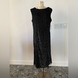 Sleeveless elegant and very feminine evening dress with wispy hem.